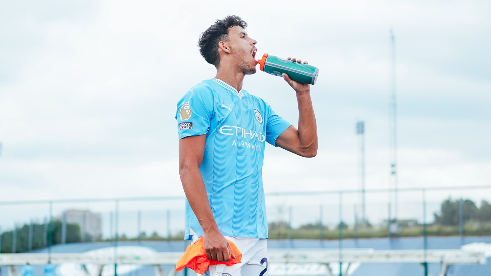 HYDRATED : Matheus Nunes has a quick drinks break