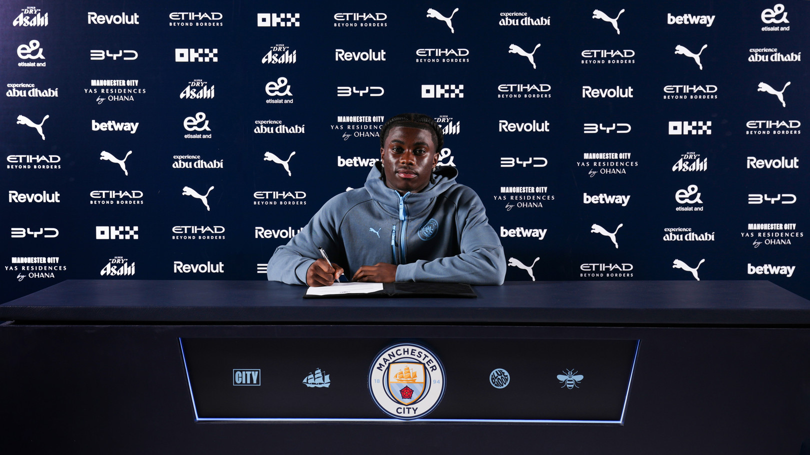 Monga signs for City  