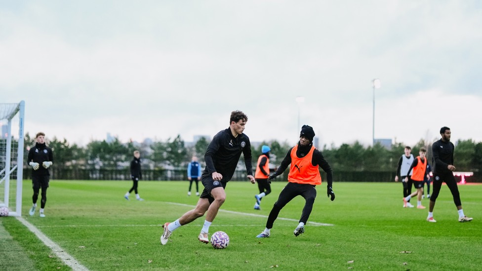 HEAD TO HEAD : Justin Oboavwoduo puts Isaac Smith under pressure.