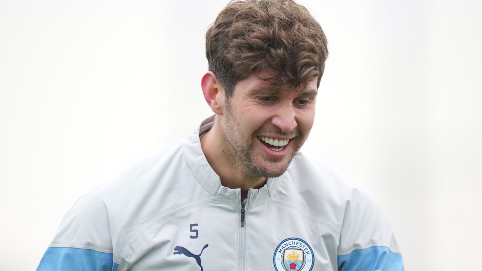 SORRIDENTE  : Muito bom ver John Stones de volta aos treinos.