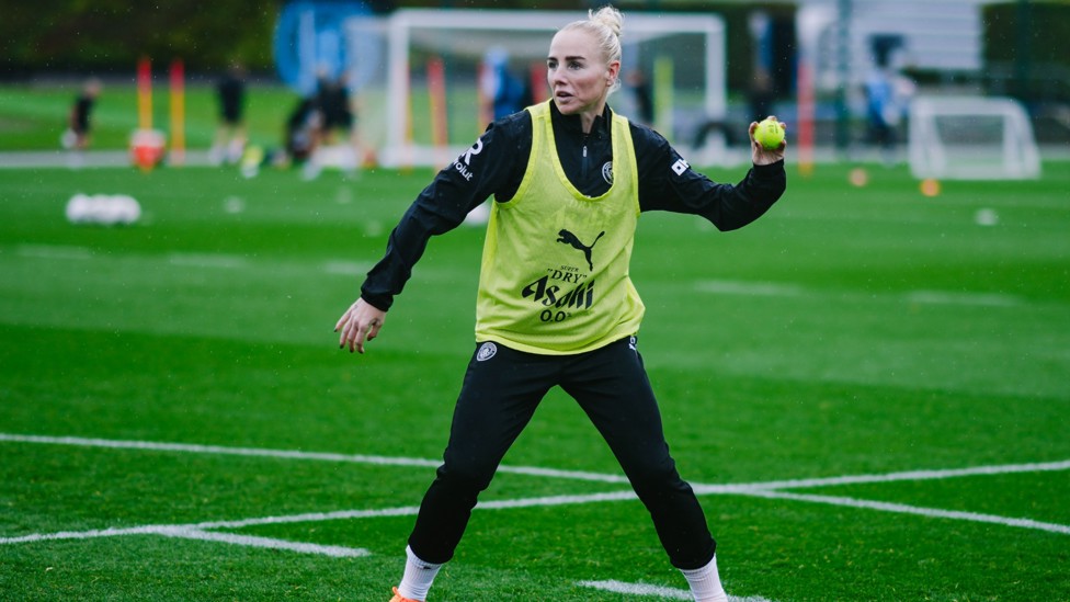 THROW : Alex Greenwood's turn! 