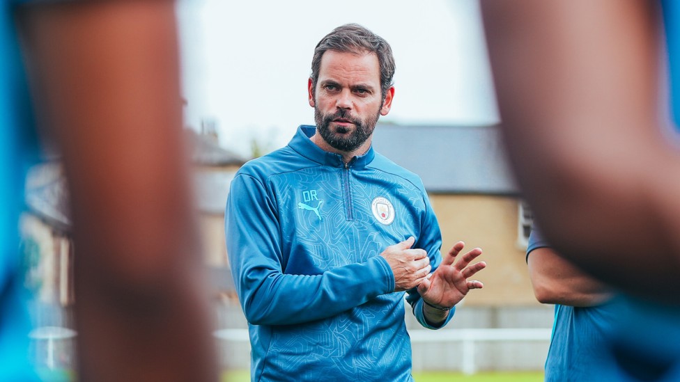 WELCOME OLLI  : Oliver Reiss talks to his team in his first game in charge against Leeds United. 