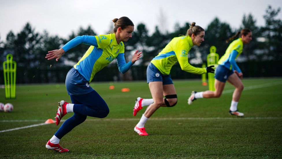 ON YOUR MARK  : Kerstin Casparij, Vivianne Miedema and Naomi Layzell set off.