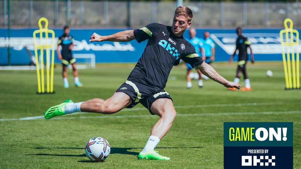 SHOOTING DRILLS : Liam Delap gets a shot away