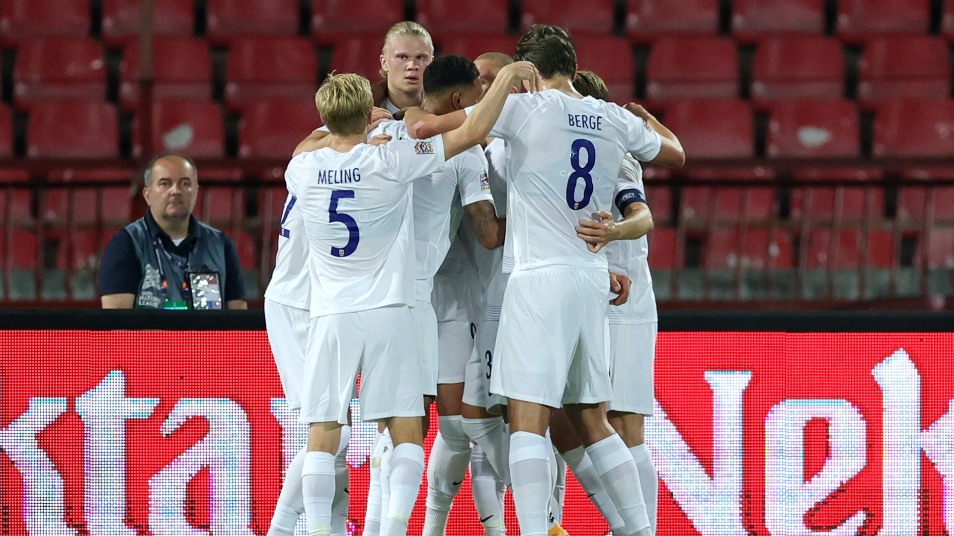 HARTA KARUN BANGSA : Haaland merayakan gol dengan rekan setimnya di timnas Norwegia