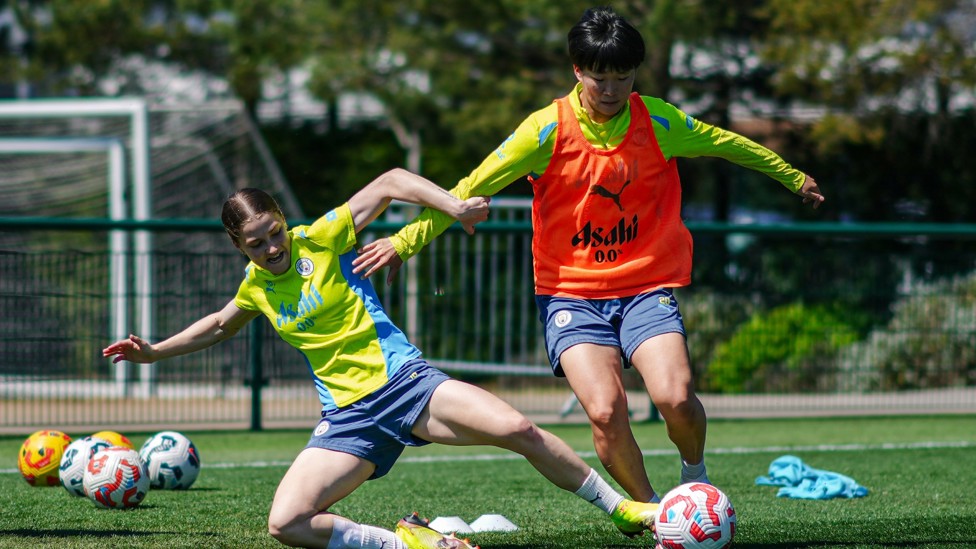 SLIDING IN : Jess Park tries to dispossess Aoba Fujino