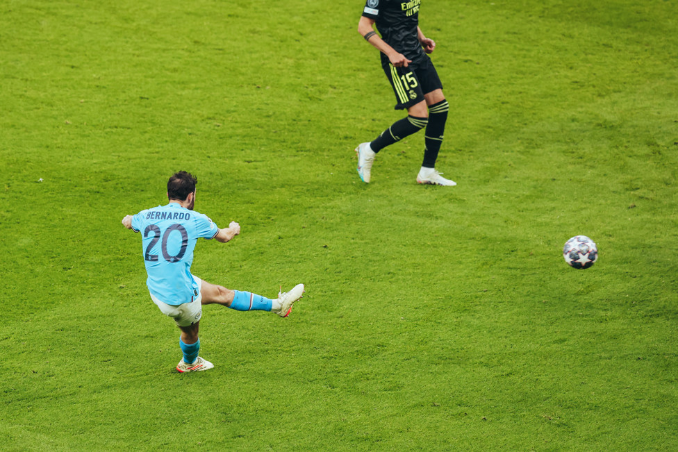 ABRINDO O PLACAR : Bernardo chuta forte para fazer o primeiro do City.