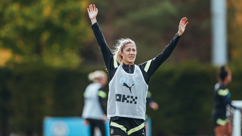 OVER HERE : Laia Aleixandri calls for the ball.