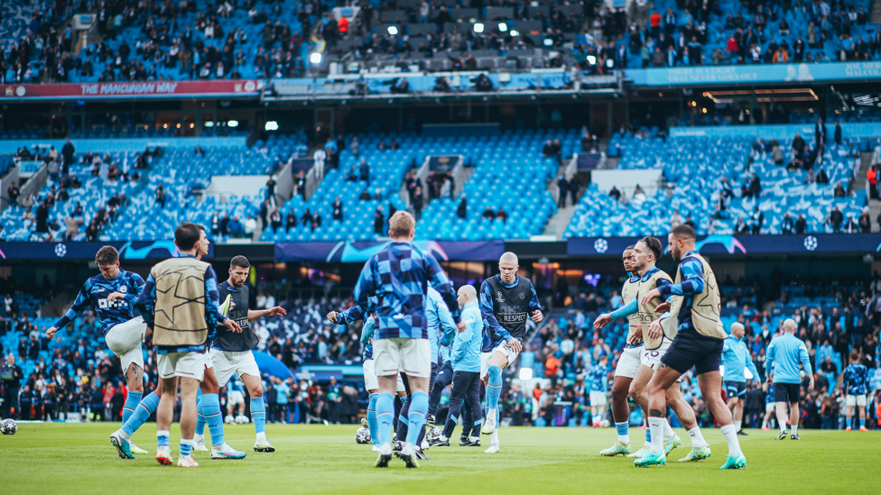 AQUECIMENTO : Os jogadores passam por seus exercícios pré-jogo.