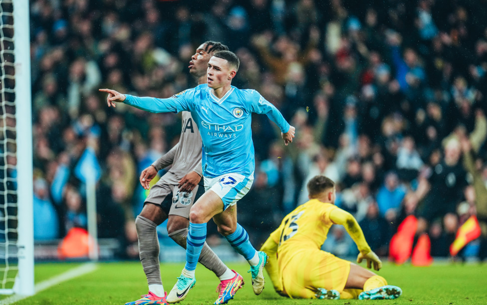 Foden comemora contra os Spurs no Etihad.