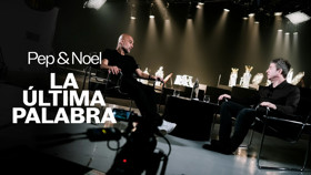 Two men seated in a studio setting with trophies displayed in the background. Text overlay with 'Pep & Noel La Última Palabra.'