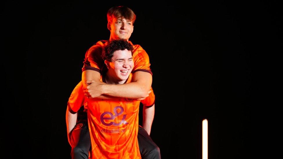 NEW SEASON : Threats and Trippernn having fun in the 2023/24 Man City Esports kit shoot. 