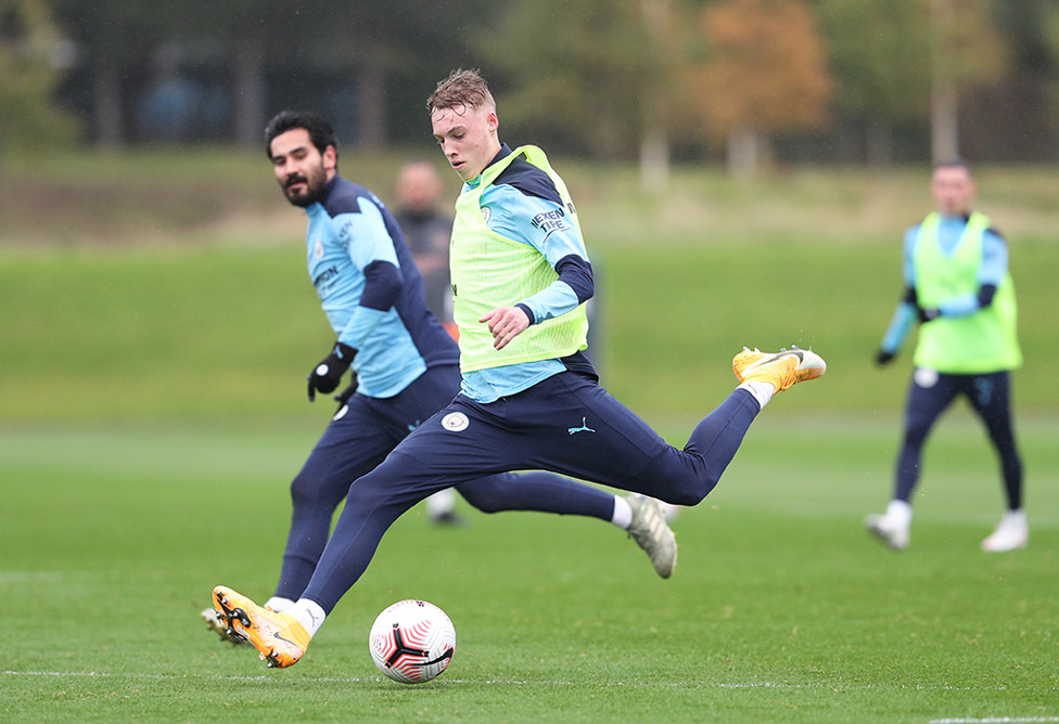  : Cole Palmer ditempel oleh Ilkay Gundogan