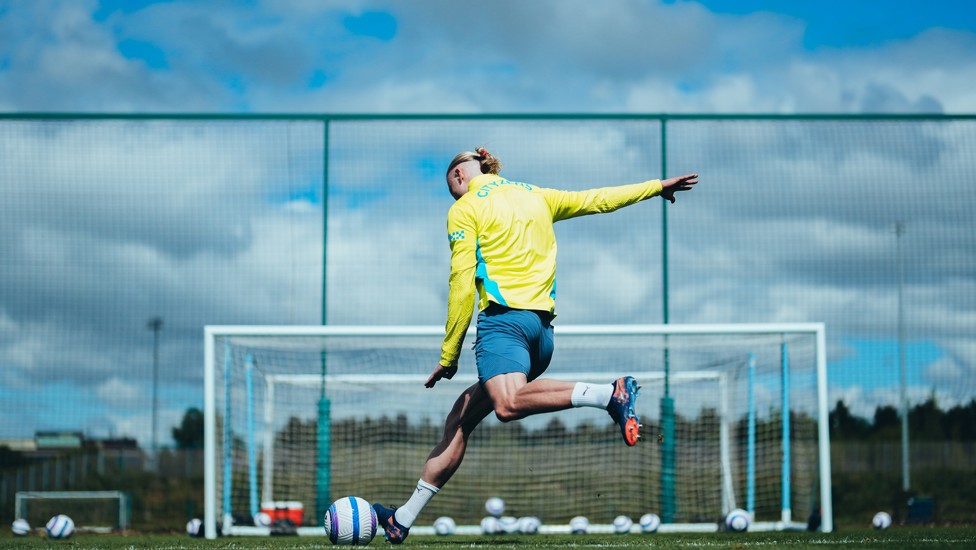 'Ave it! Erling gets some shooting practice in