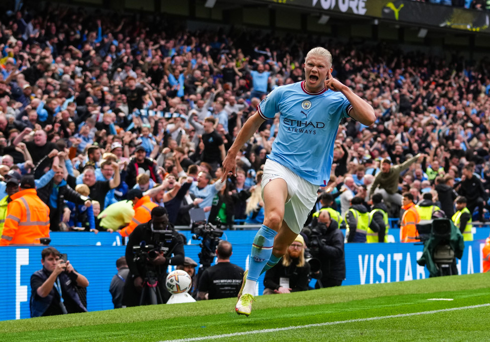LEMBRANÇAS DO ÚLTIMO DERBY  : Haaland comemora um de seus gols no 6 a 3 contra o United, em outubro de 2022.