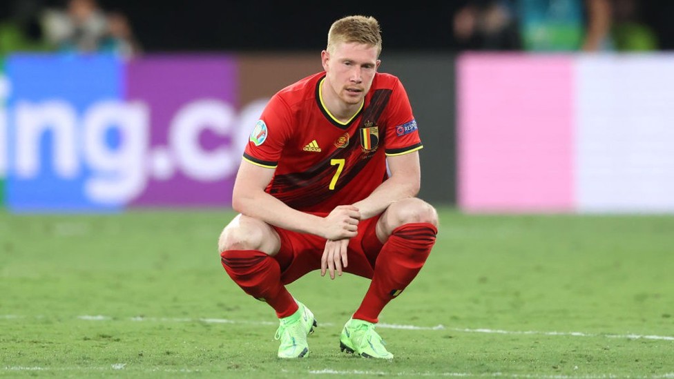DUDA. : De Bruyne abandonó el Bélgica - Portugal por lesión y podría perderse el partido del viernes.