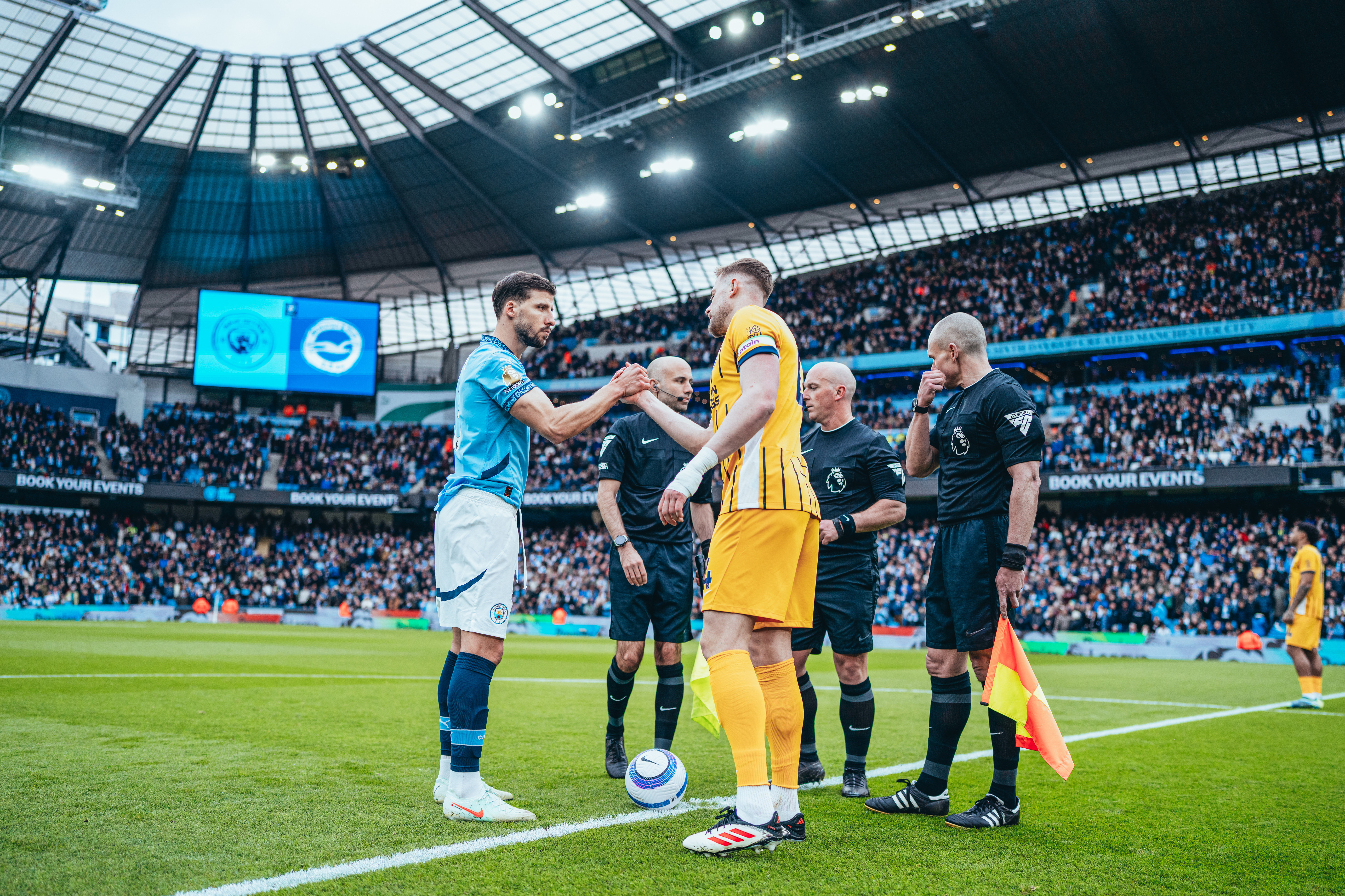Casa cheia para City x Brighton no Etihad 