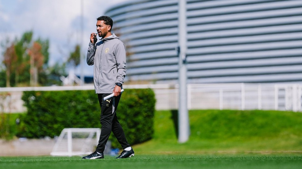 WATCHING ON  : The boss observes his team. 