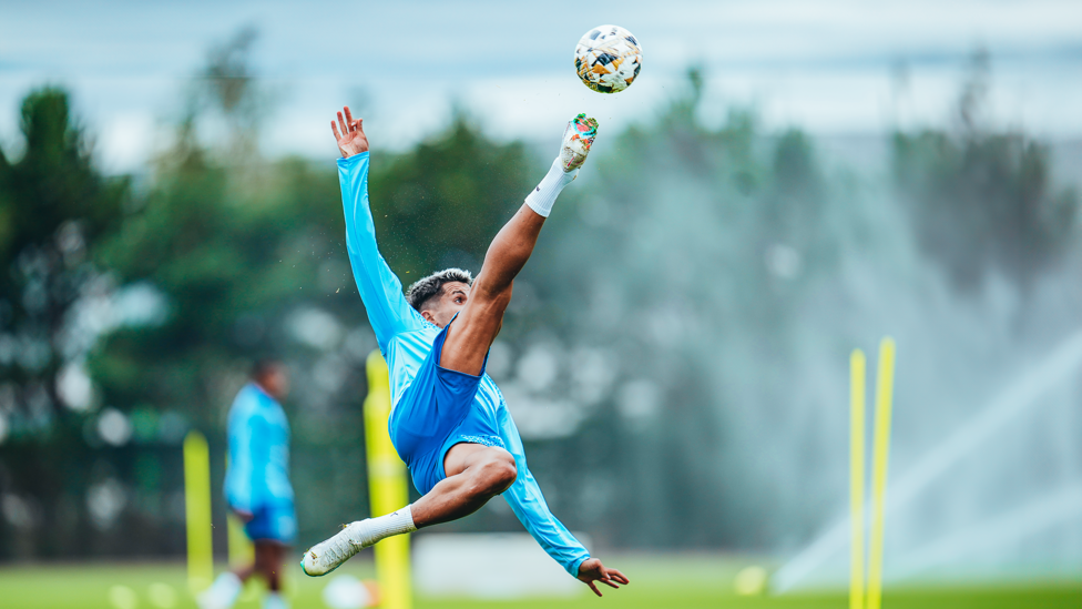 AIR CANCELO  : Joao Cancelo executes an acrobatic effort. 