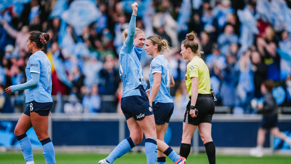 FIGHTING 'TIL THE END : Knaak salutes the fans despite a shoulder injury