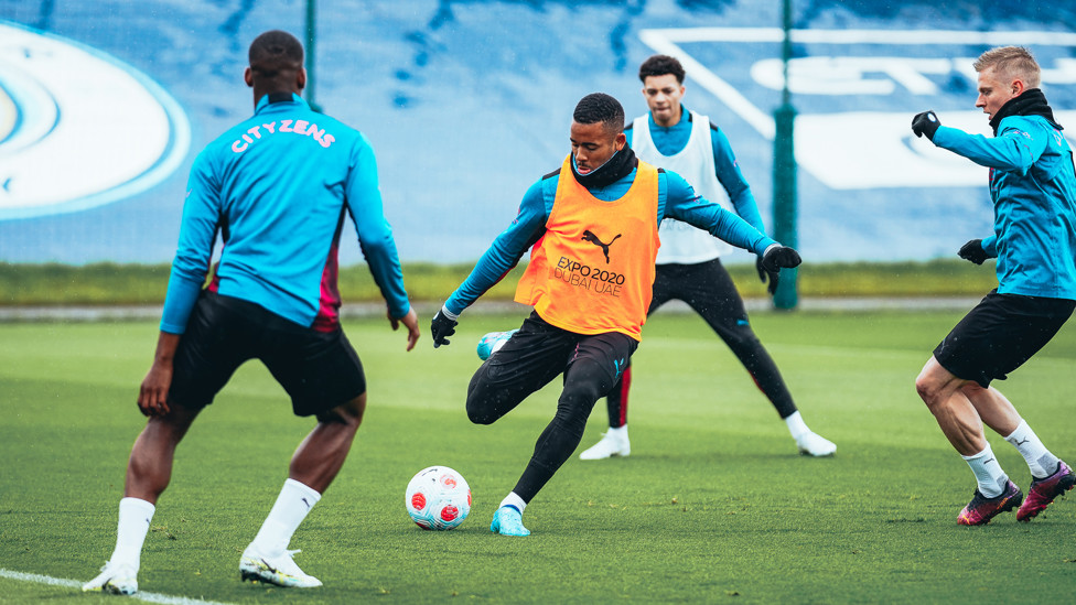 SWITCHING PLAY : Gabriel Jesus releases the ball under pressure