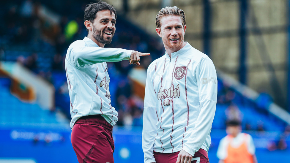ALL SMILES : Good vibes before the match.