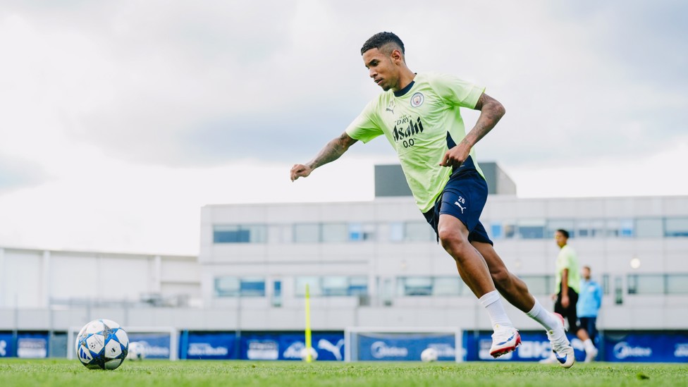 WING WIZARD  : Savinho has the ball under his spell. 