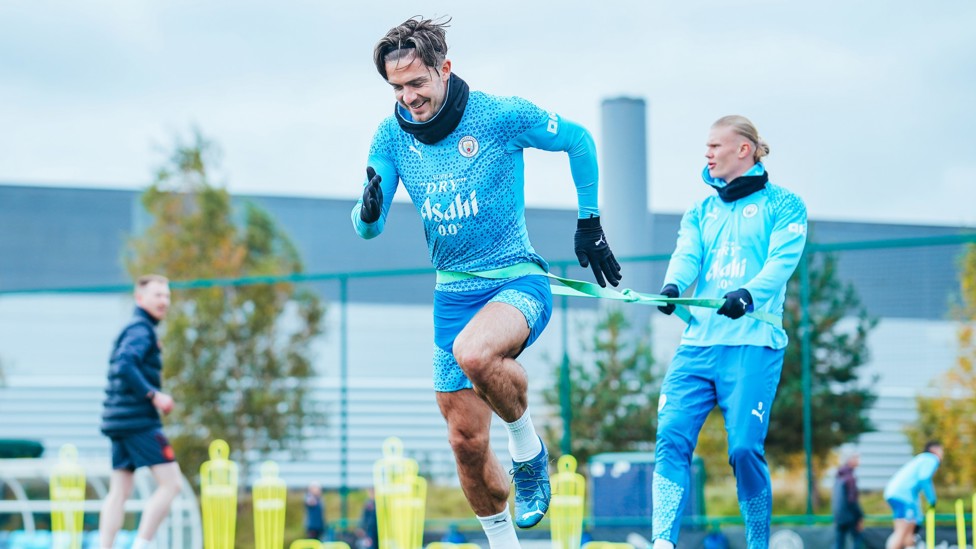 PUSH AND PULL  : Haaland and Grealish warm up.