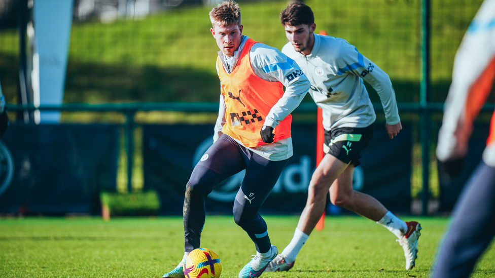 HE'S BEHIND YOU : Kevin De Bruyne is tracked by Finley Burns