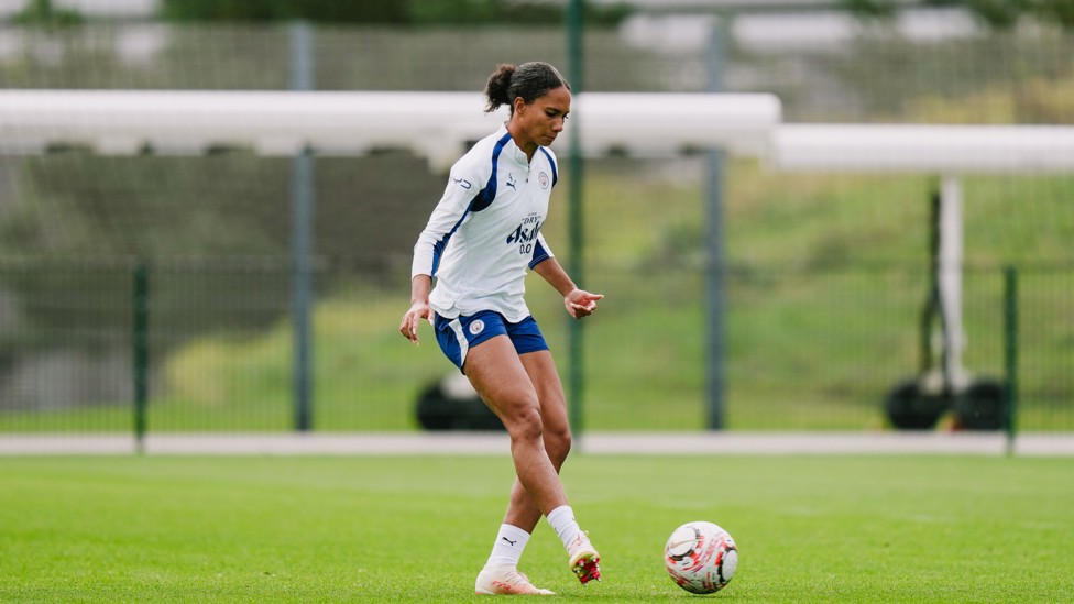 PASSING PLAY : Jade Rose spreads the play