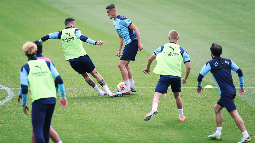 BEK V BEK : Nicolas Otamendi mengejar Taylor Harwood-Bellis.