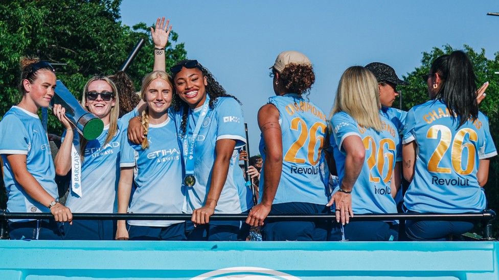 CHAMPIONS : Blindkilde Brown and Keating on the bus