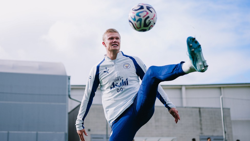 JUGGLING MAN : Erling Haaland has the ball under control. 