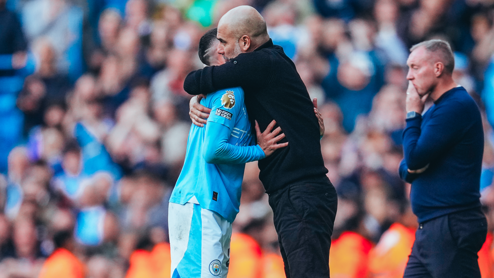 PEP HUG : A well-deserved embrace for Foden!