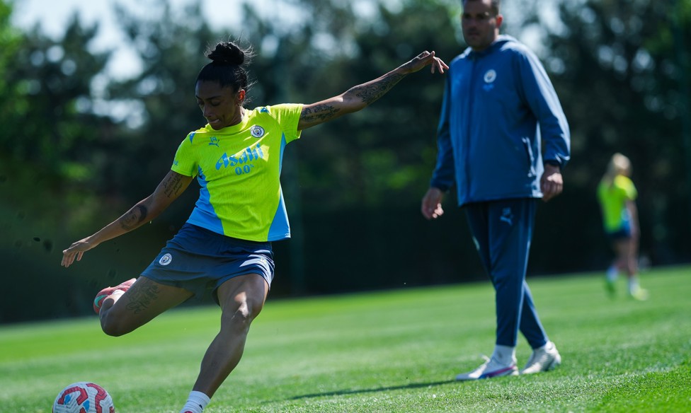 Kerolin Nicoli under the watchful eye of Diego Restrepo