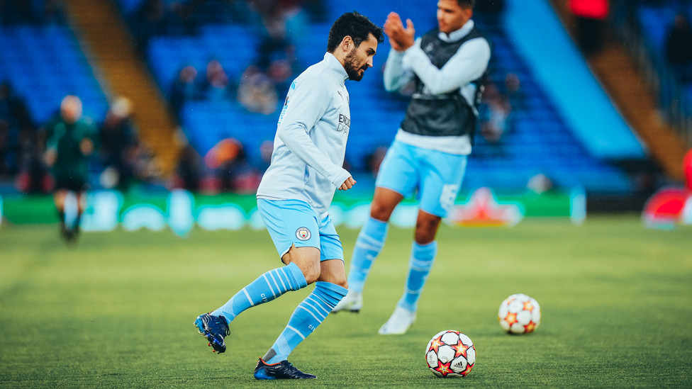 RONDO GUNDO : Ilkay puts in his final prep during the warm-up. 