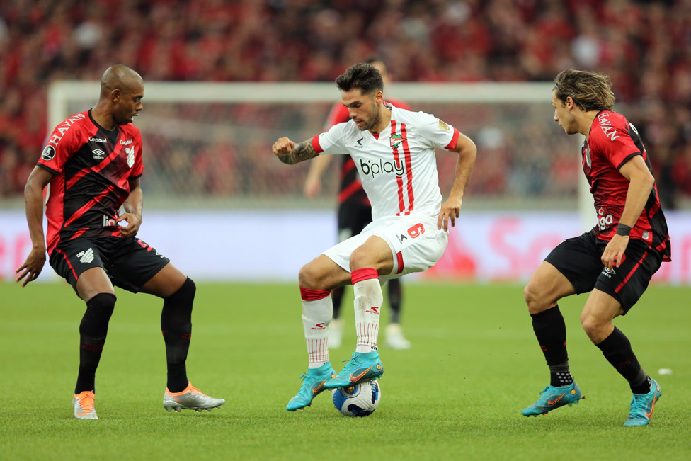 DE VOLTA AO BRASIL : Fernandinho em ação em jogo contra o Estudiantes, pela Libertadores de 2022.