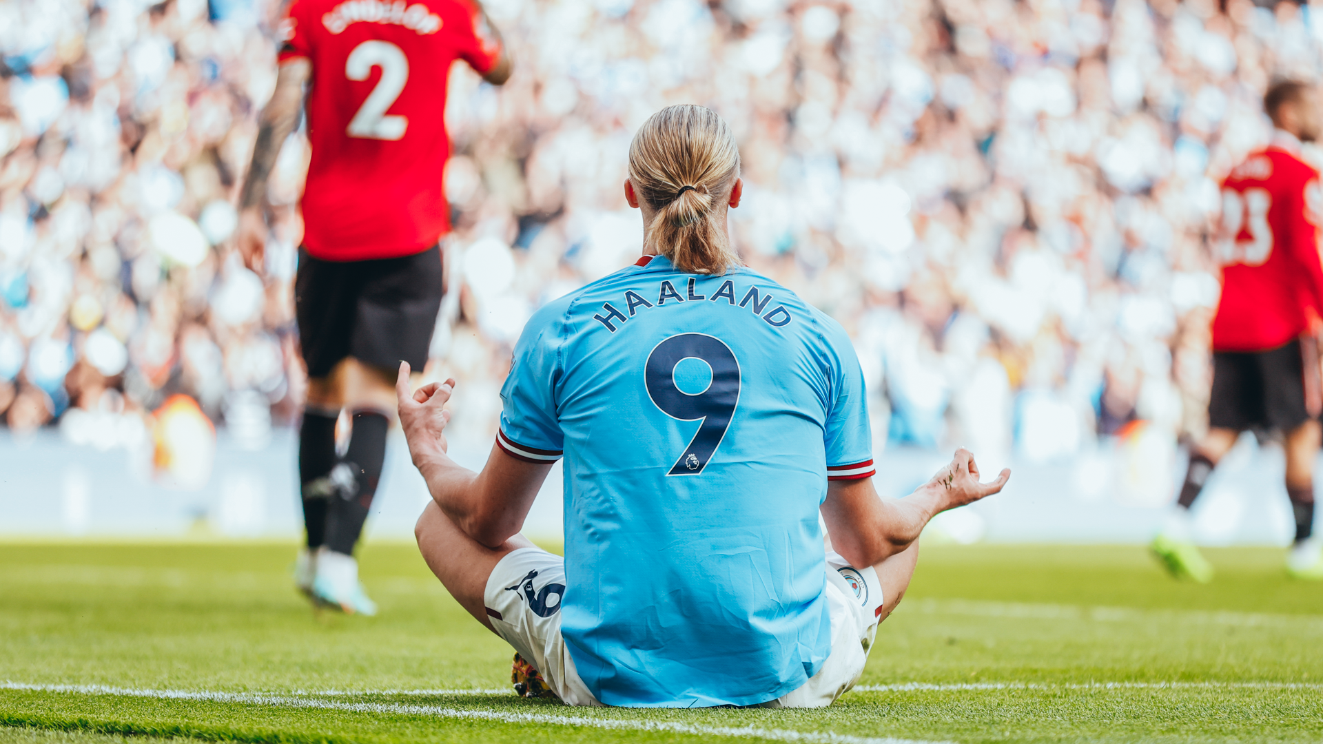 A COMEMORAÇÃO CLÁSSICA : Haaland comemora um de seus gols no 6 a 3 contra o Manchester United.