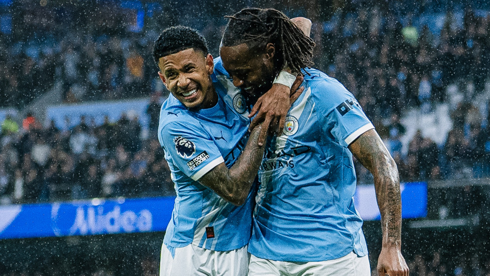 SUPER SEMENYO : Celebrates with Savinho.