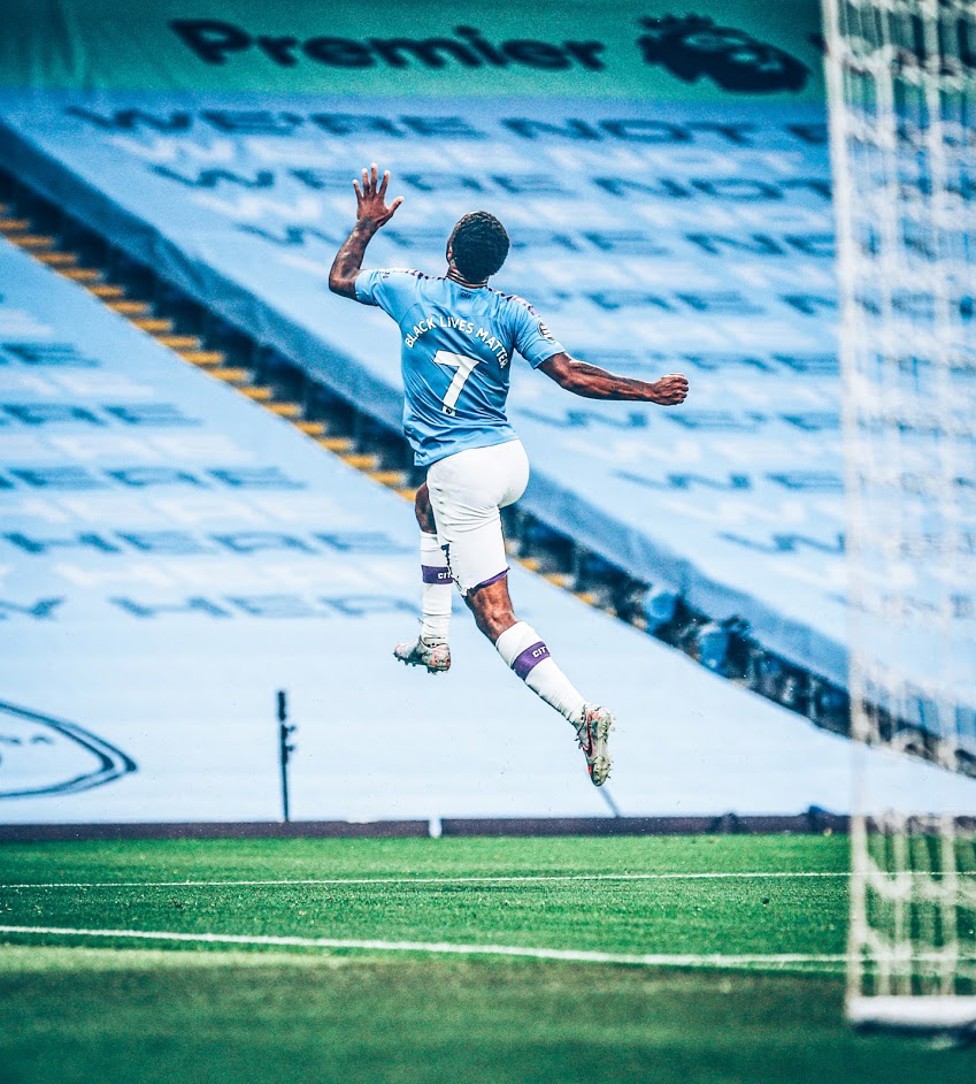 17 JUNI : Raheem Sterling merayakan golnya di depan tribun yang kosong, dengan tulisan Black Lives Matter menggantikan nama pemain saat sepak bola mendukung pergerakan global menentang rasialisme.