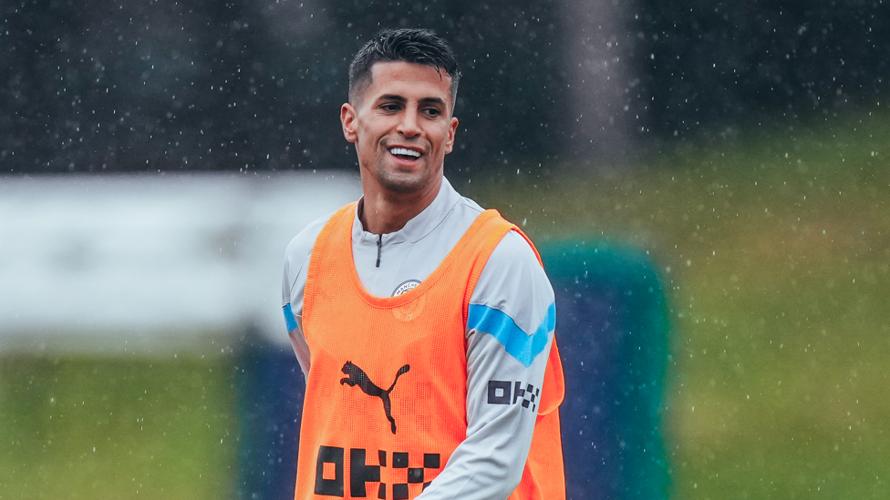 JOÃO FELIZ : João Cancelo inicia os preparativos para o movimentado período festivo da Premier League.