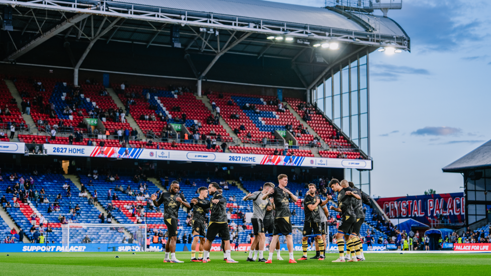 GET LOOSE : The players go through their pre-match drills.