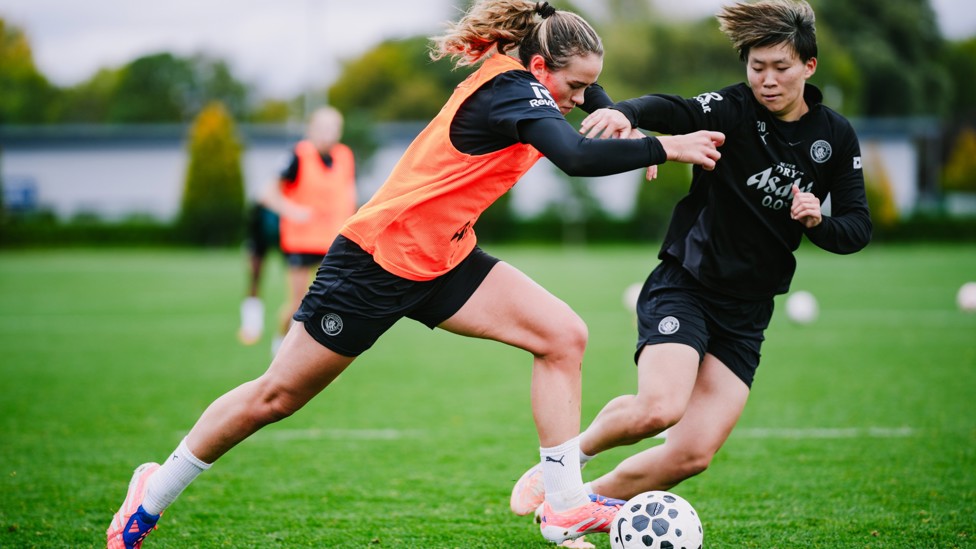 MIDFIELD MAESTRO : Grace Clinton fends off Aoba Fujino