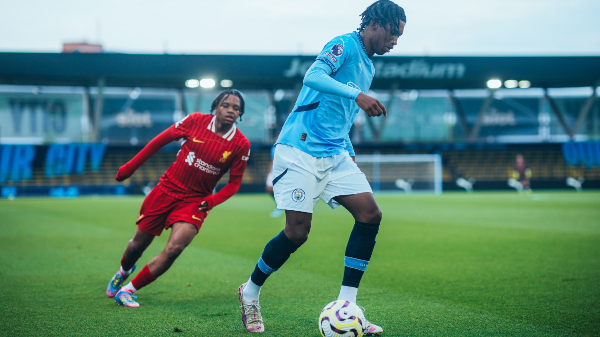DRIVING FORCE : Reigan Heskey looks to carve out an attack. 