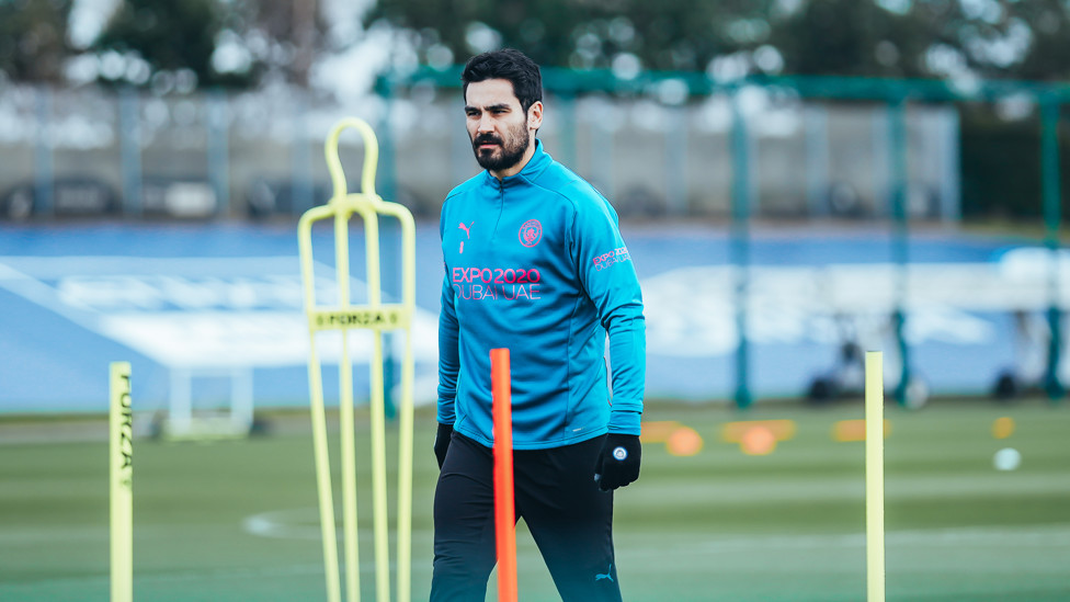 SIAP : Ilkay Gundogan melakukan pemanasan di CFA