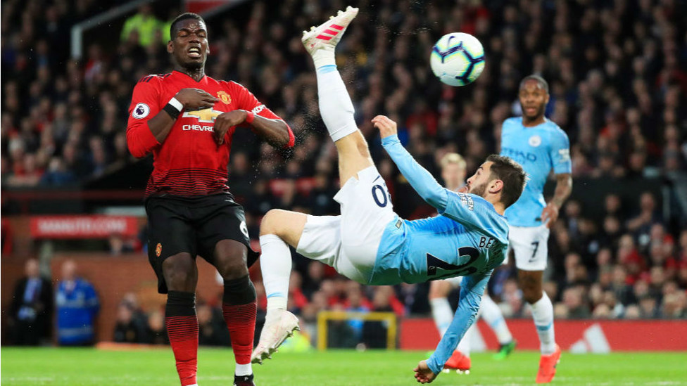 HEAD OVER HEELS : Bernardo tries a spectacular overhead kick