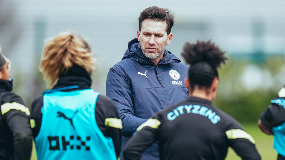 TEAM TALK : Gareth Taylor gathers the players around