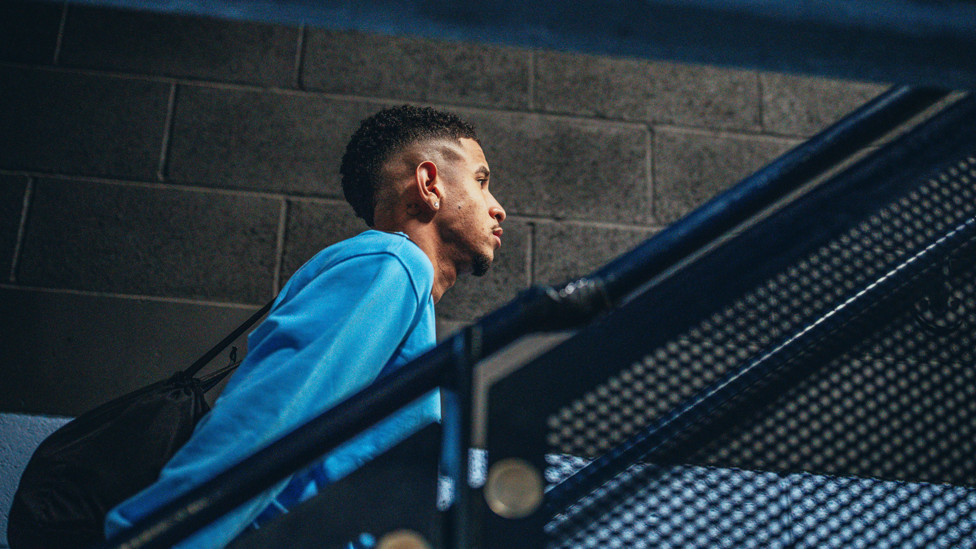 SAVINHO STEPS : Towards the dressing room.