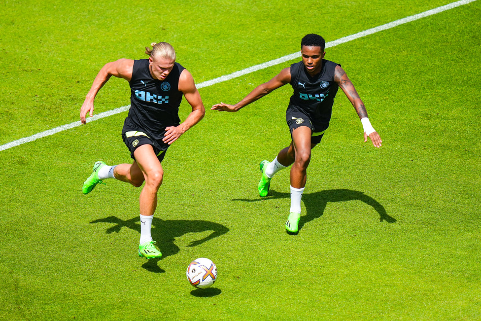 TREINANDO COM HAALAND : Kayky marca Erling Haaland em treino em julho de 2022. 