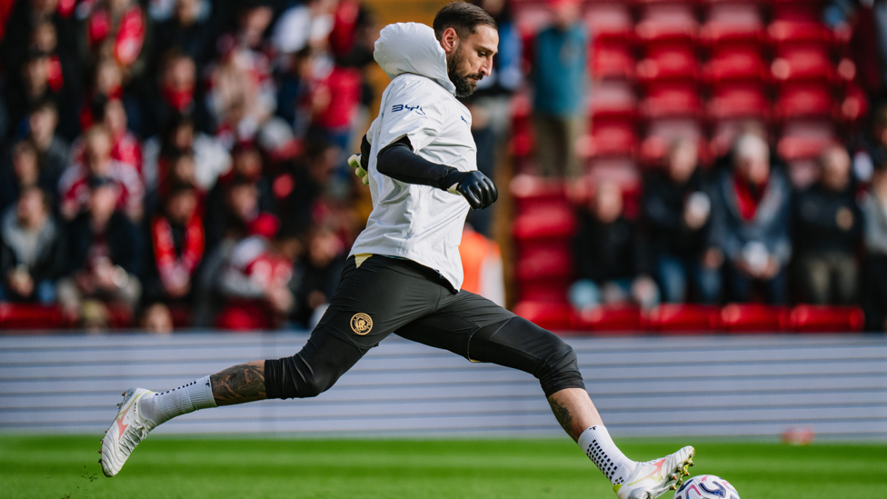 WARM UP : Donnarumma gets in the mood.